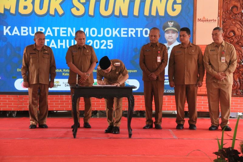 KOLABORASI: Bupati Mojokerto Muhammad Albarraa didampingi Sekdakab Teguh Gunarko dan OPD terkait menandatangani komitmen menekan angka stunting dalam giat rembuk stunting di Pendapa Graha Majatama .