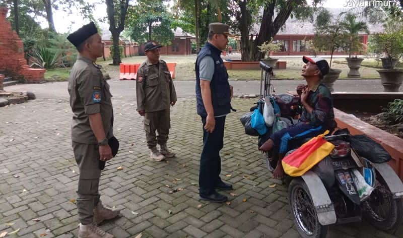 KAMBUHAN: Petugas Satpol PP menyisir kawasan Pendopo Agung di Desa/Kecamatan Trowulan, yang kerap ditempati pengemis musiman.&nbsp;&nbsp;