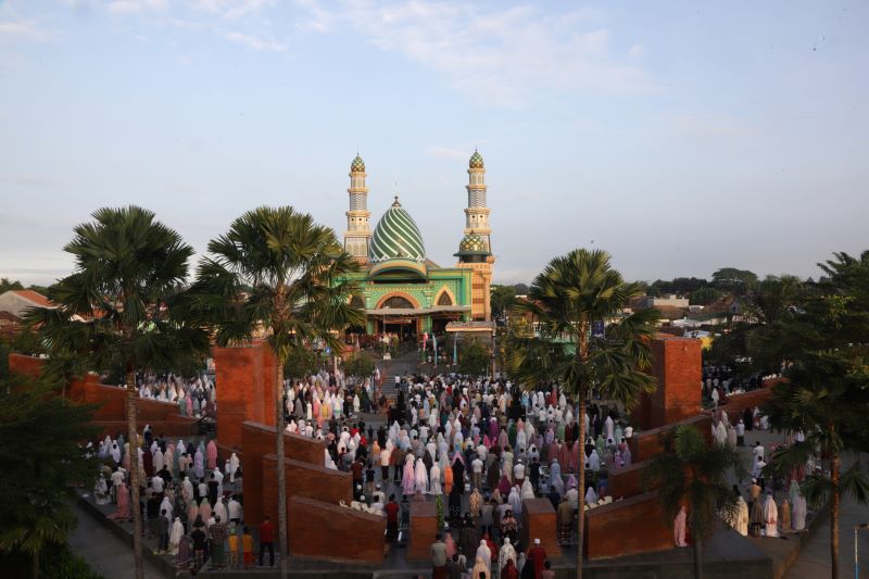 BERIBADAH: Jemaah menjalankan ibadah di Masjid Agung Al-Fattah, Kota Mojokerto pada bulan suci Ramadan.