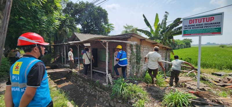 DIBREDEL: Petugas gabungan membongkar warung remang-remang di Desa Ngrame dan Randubango, Rabu (26/3).