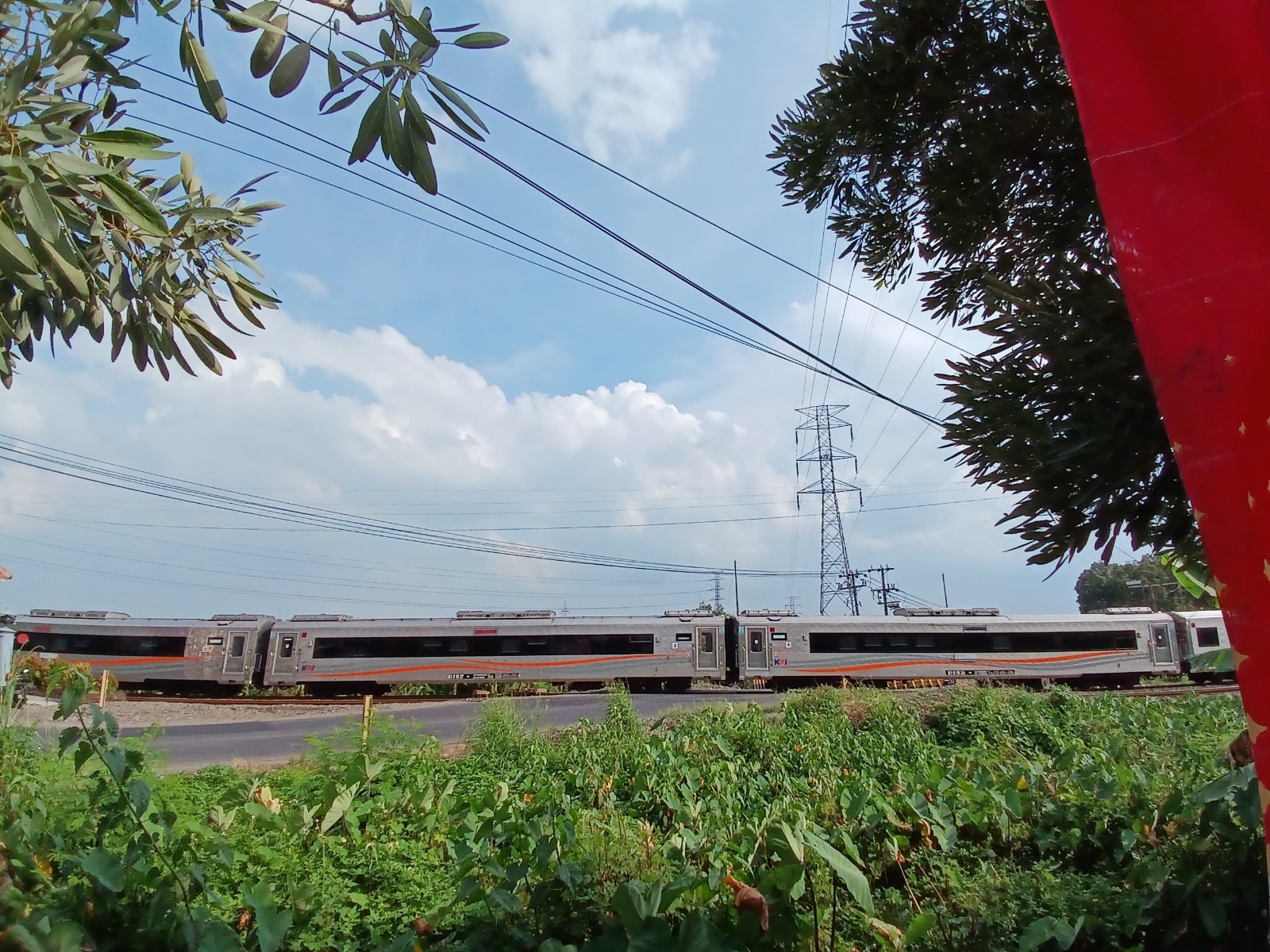 ANGKUTAN LEBARAN: Kereta api melintas di perlintasan Jalan Bypass Gunung Gedangan, Kota Mojokerto, kemarin.