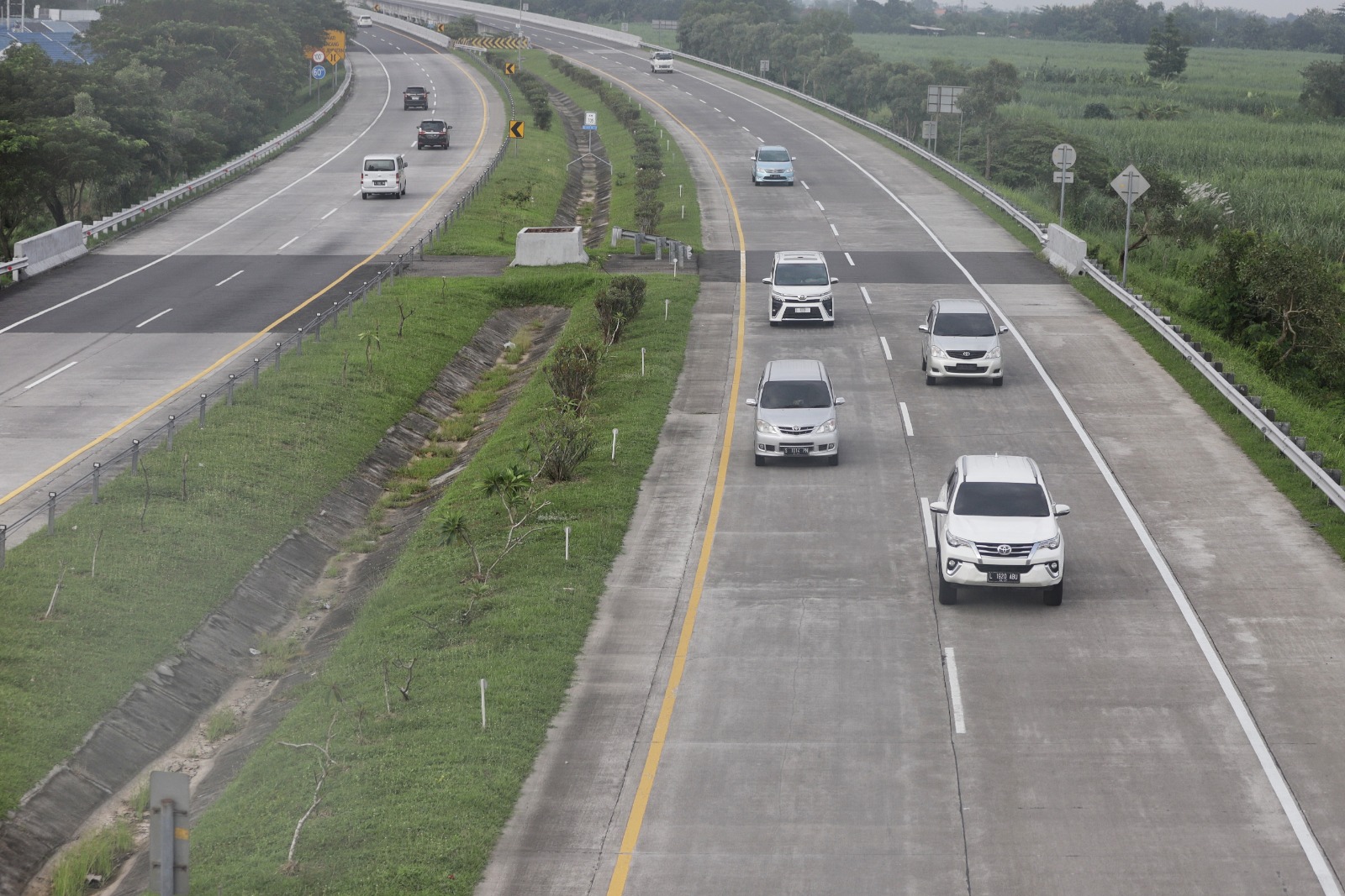 MENINGKAT: Kendaraan melintas di ruas Tol Jomo pada H-5 Lebaran, kemarin (26/3).