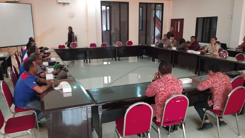 TUNTUT HAK: Perwakilan serikat buruh PT Pakerin menggelar audiensi bersama Komisi IV DPRD Kabupaten Mojokerto, kemarin (27/3).