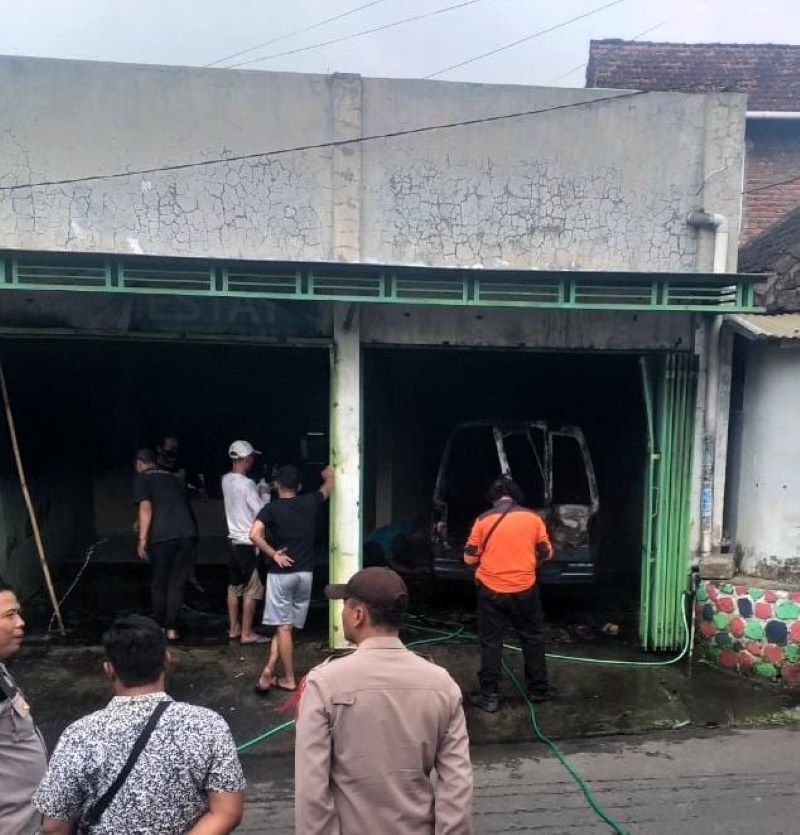DIPADAMKAN: Petugas damkar melakukan pembasahan rumah terbakar di Desa Tamiajeng, Kecamatan Trawas, Kamis (27/3).