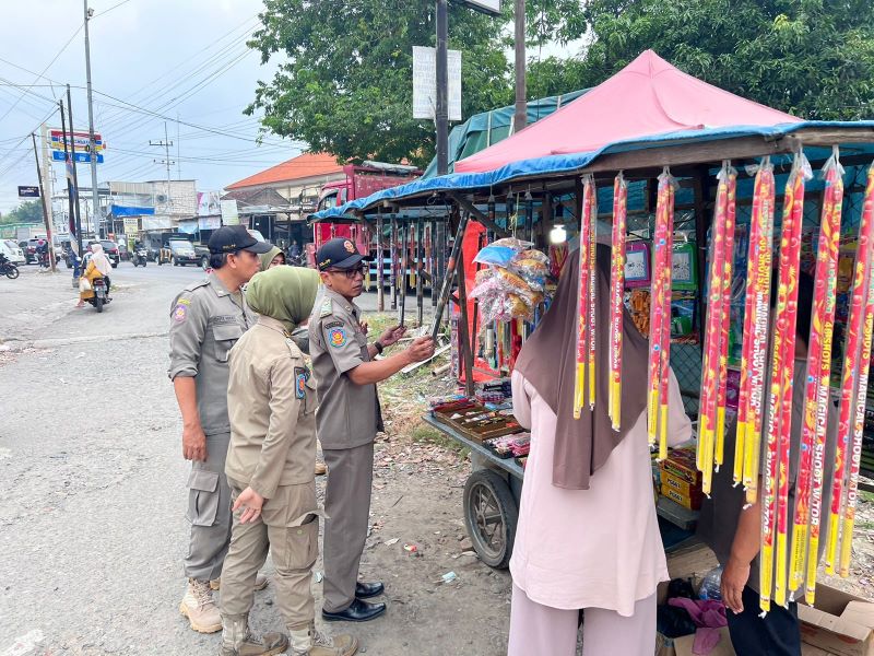 ANTISIPASI: Petugas Satpol PP Kabupaten Mojokerto mengecek lapak pedagang kembang api mencegah adanya perdagangan petasan berdaya ledak.