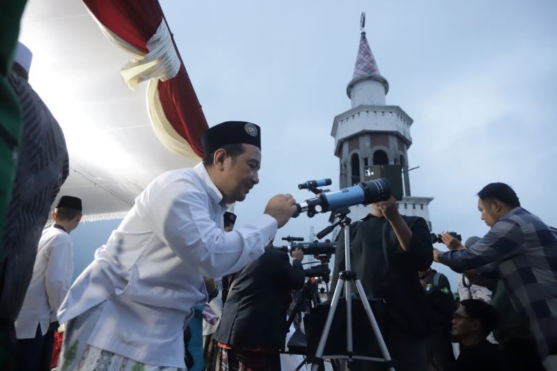 TELITI: Perukyah meneropong keberadaan hilal saat rukyatul hilal dalam menentukan 1 Ramadan di Masjid Besar Darussalam, Desa Gemekan, Kecamatan Sooko, 28 Februari lalu.