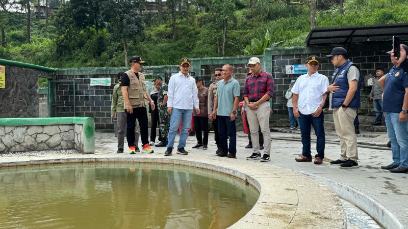 CEK LANGSUNG: Bupati Mojokerto Muhammad Albaarraa bersama Wakil Bupati Muhammad Rizal Oktavian, Sekdakab Teguh Gunarko, dan sejumlah kepala perangkat daerah tinjau kesiapan wisata jelang libur Lebaran