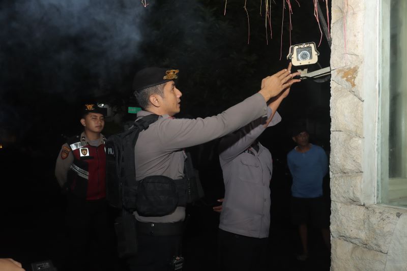 RAWAN KEMALINGAN: Anggota Satsamapta Polres Mojokerto berpatroli di Perumahan Zian Residence, Desa Menanggal, Kecamatan Mojosari, kemarin.