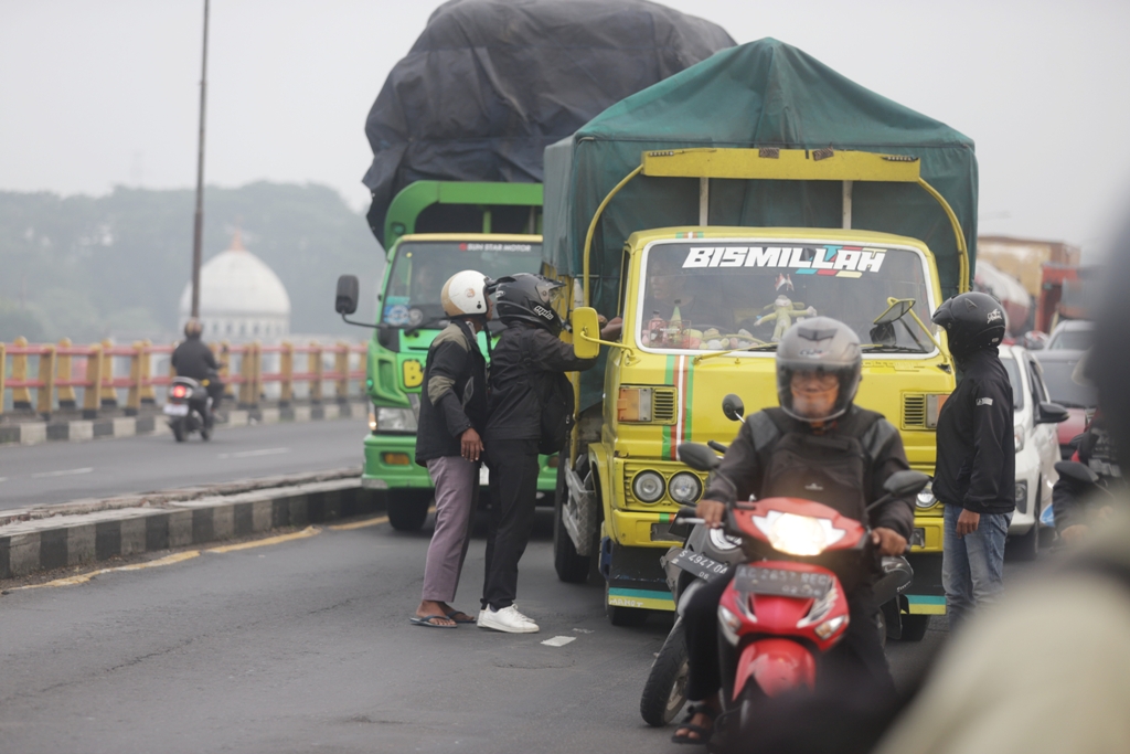 BIKIN MACET: Pengguna lalu lintas di atas Jembatan Brantas Bypass Mojokerto bersitegang setelah sempat senggolan, Jumat (28/3) pagi.