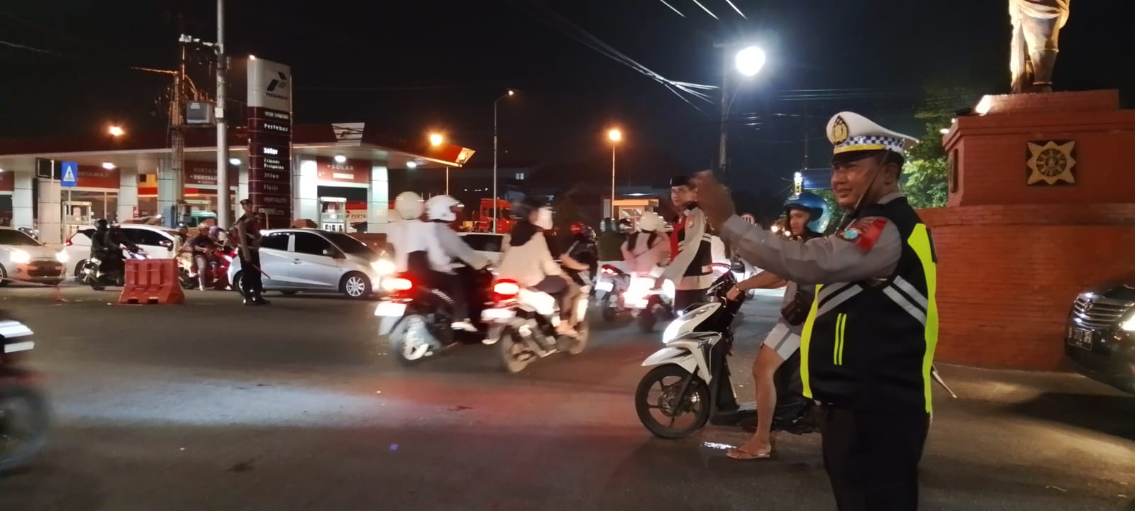 PANDAI: Petugas kepolisian mengatur lalu lintas di Jalan Gajah Mada.