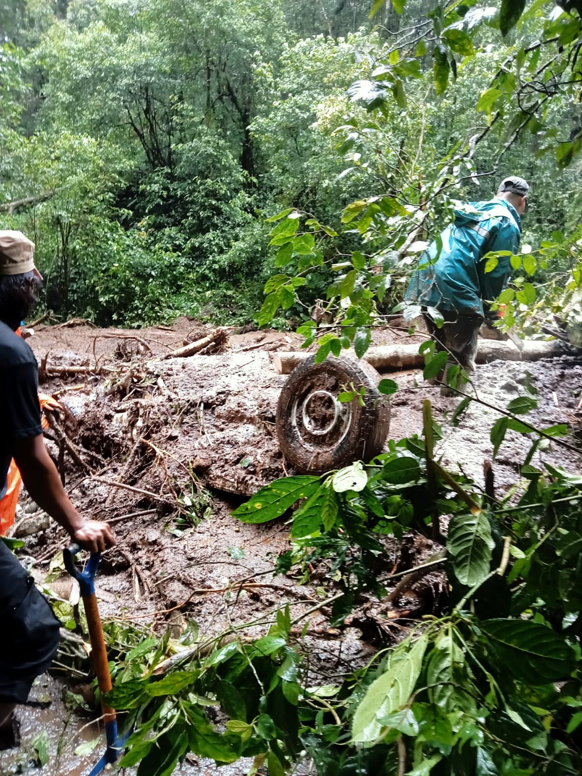 DIEVAKUASI: Relawan dan petugas tengah melakukan evakuasi longsoran di jalur Cangar-Pacet, Kabupaten Mojokerto, tepatnya di wisata Air Terjun Watu Lumpang, Kamis (3/4).