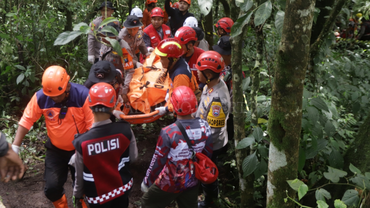 LONGSOR PACET: Petugas mengevakuasi korban bencana longsor di jalur Pacet-Cangar, Kecamatan Pacet, Kabupaten Mojokerto, Jumat (4/4) pagi.