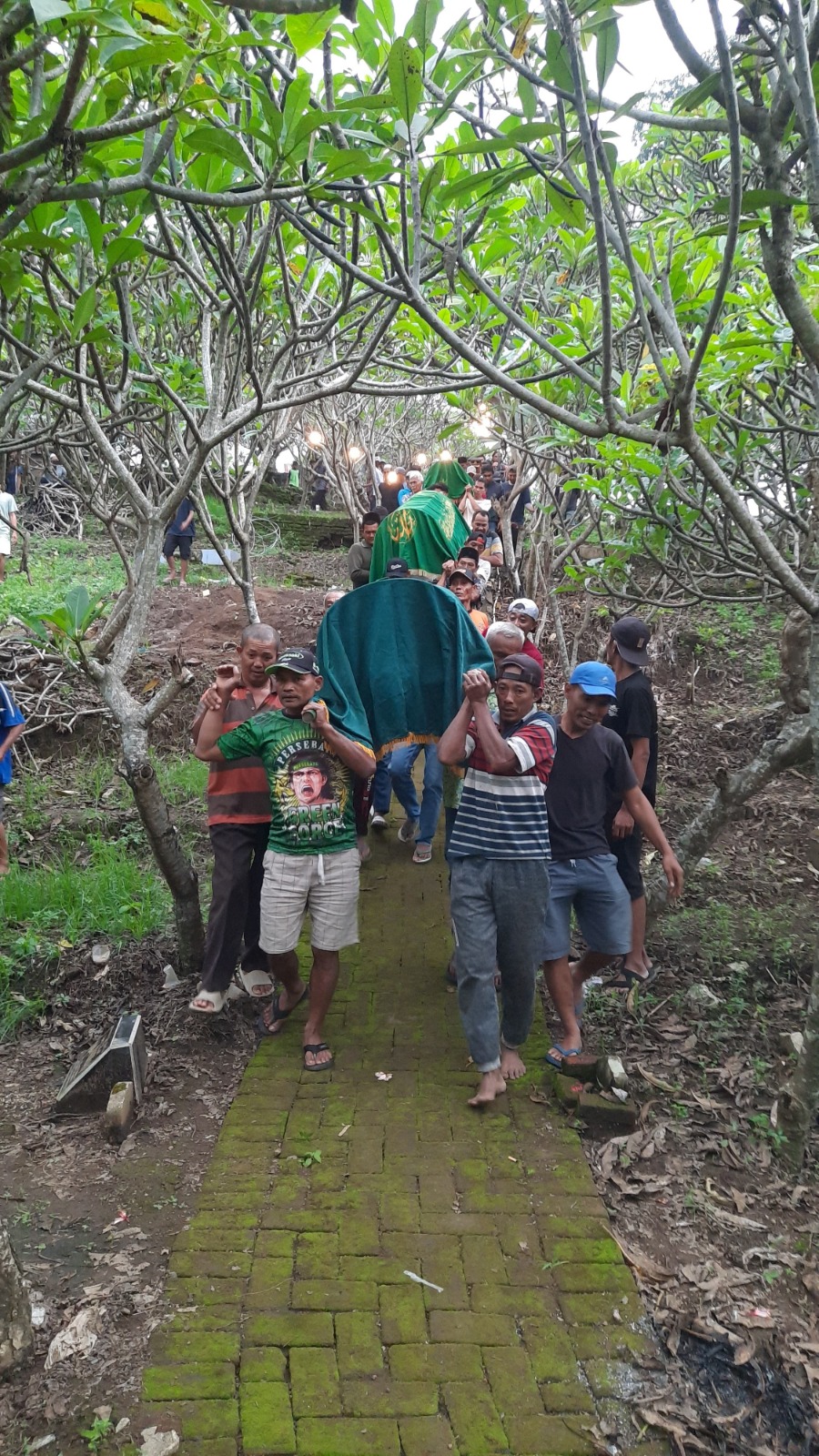 DIKEBUMIKAN: Suasana pemakaman korban tanah longsor yang menimpa tiga orang sekeluarga asal Desa Jatijejer, Kecamatan Trawas, Kabupaten Mojokerto kemarin.