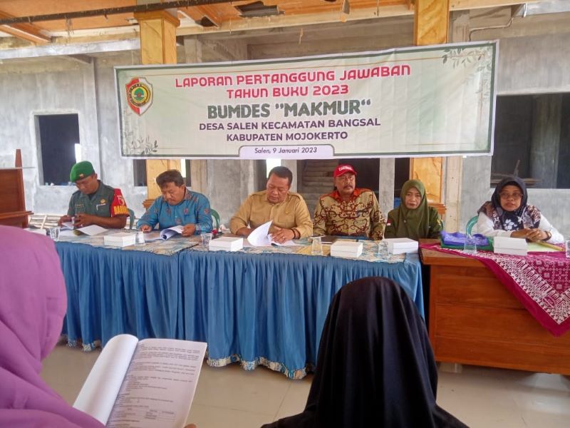 ASAS MANFAAT: Pemdes Salen menggelar rapat terkait program simpan pinjam yang dikelola BUMDes Makmur di balai desa setempat.