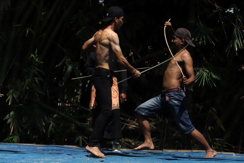 TRADISI: Kesenian ujung menjadi budaya leluhur yang tetap lestari di tengah masyarakat Desa Salen, Kecamatan Bangsal.