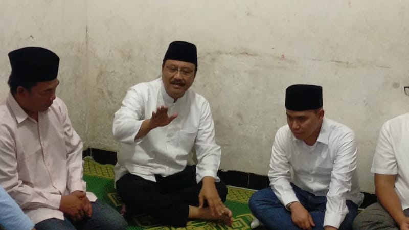 TAKZIAH: Mensos RI Saifullah Yusuf didampingi Bupati Mojokerto Muhammad Albarra dan Wabup M. Rizal Octavian menilik rumah duka korban longsor Pacet di Desa Jatijejer, Kecamatan Trawas, Minggu (6/4).