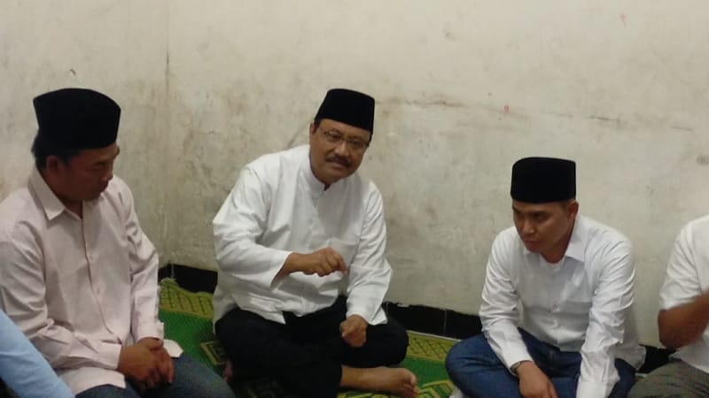 TAKZIAH: Mensos RI Saifullah Yusuf didampingi Bupati Mojokerto Muhammad Albarra dan Wabup M. Rizal Octavian menilik rumah duka korban longsor Pacet di Desa Jatijejer, Kecamatan Trawas, Minggu (6/4).