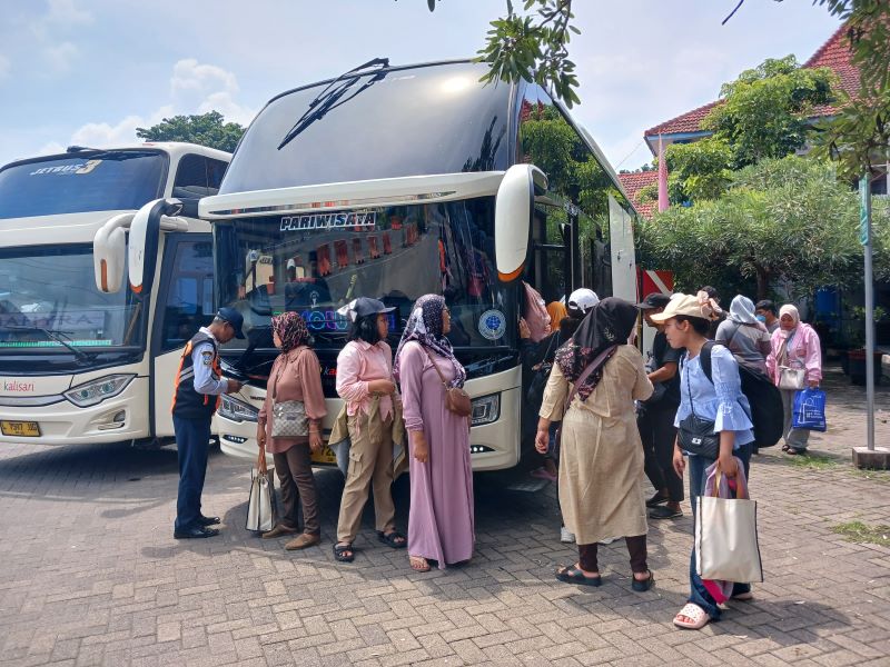 DIMINATI: Penumpang balik mudik gratis tujuan Jakarta dan sekitarnya menaiki bus di Terminal Kertajaya, Kota Mojokerto, kemarin.