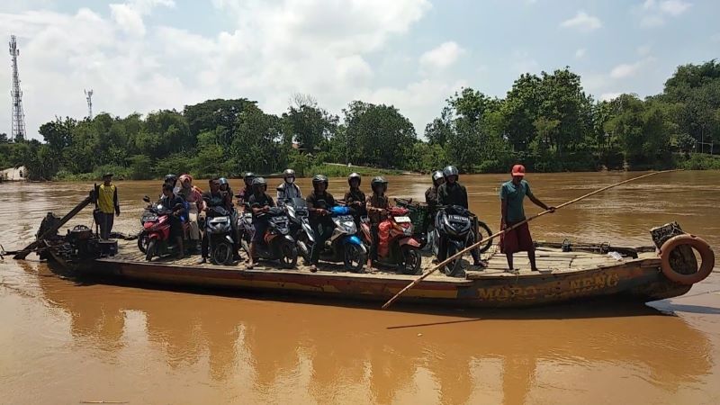 DIANDALKAN: Aktivitas perahu tambang di Sungai Brantas, Desa Betro, Kecamatan Kemlagi. Penumpangnya meningkat saat momen Lebaran.