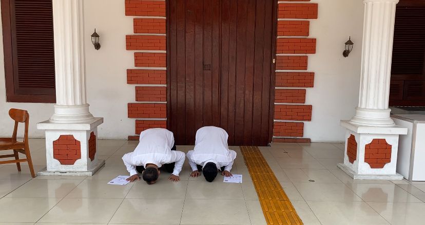 KELUAR PENJARA: Dua napi Lapas Mojokerto yang bebas setelah mendapat remisi Idul Fitri bersujud syukur, Senin (31/3).&nbsp;