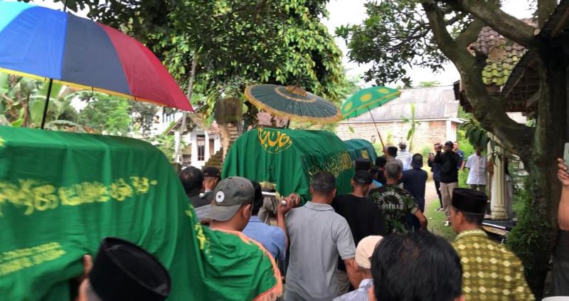 BERDUKA: Warga mengiringi prosesi pemakaman satu keluarga korban longsor di Dusun Urung-Urung, Desa Jatijejer, Kecamatan Trawas, Jumat (4/4).