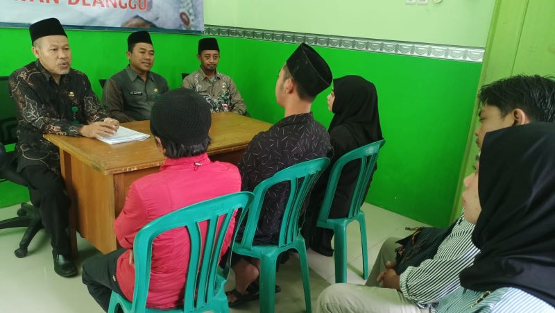 MELONJAK: Penyuluh dan penghulu KUA Dlanggu membimbing calon pengantin sebelum melaksanakan pernikahan saat momentum Lebaran tahun ini.