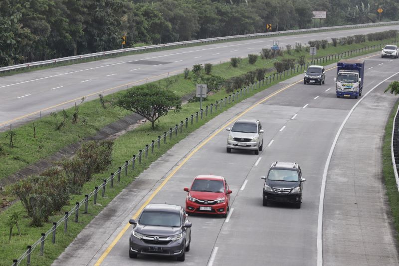 RAMAI: Arus lalu lintas di Tol Jomo, Desa/Kecamatan Gedeg, saat arus mudik Lebaran.