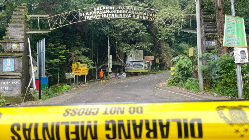 DIPASANG GARIS POLISI: Gapura pintu masuk kawasan Taman Hutan Raya (Tahura) R. Soerjo akses utama penghubung jalur alternatif Pacet-Cangar masih ditutup total, kemarin (5/4).