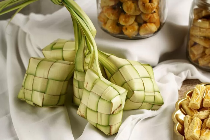 Tradisi Lebaran Ketupat Masih Lestari di Jawa: Tradisi 8 Syawal yang Sarat Makna Budaya dan Religi. Sumber: Radar Bojonegoro