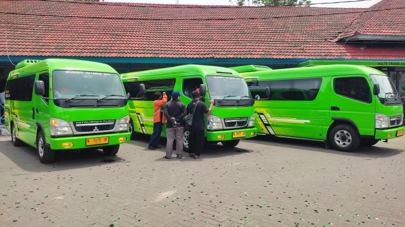 TERDAMPAK: Angkutan nonekonomi trayek Mojokerto -Batu tak bisa beroperasi sementara imbas insiden longsor jalur Pacet-Cangar.