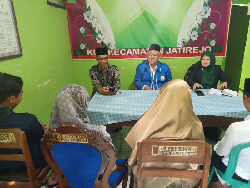 FENOMENA: Calon pengantin menjalani bimbingan pra nikah dihadapan penghulu dan penyuluh sebelum melaksanakan pernikahan Maret lalu.