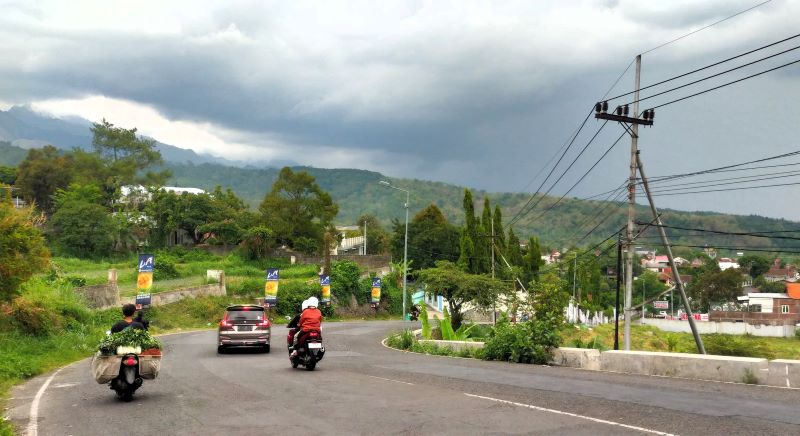 BERAWAN: Awan hitam memayungi langit di wilayah Kecamatan Pacet, Kabupaten Mojokerto, kemarin.