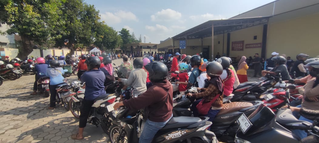 DiSERBU: Hari pertama buka kantor KB Samsat di Jalan Jayanegara, Puri, Mojokerto diserbu warga, Selasa (7/4).