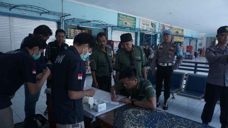 DETEKSI DINI: Puluhan sopir bus menjalani tes urine di Terminal Kertajaya, Kota Mojokerto, menjelang Lebaran lalu.