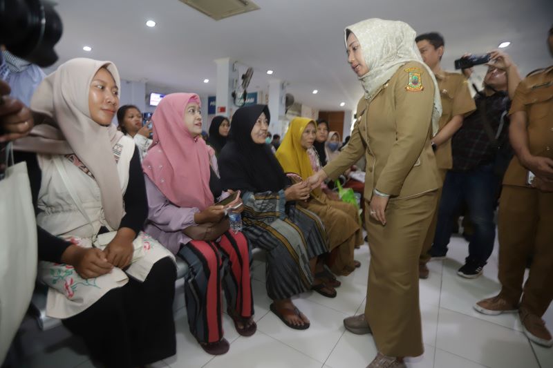MENINGKAT: Wali Kota Mojokerto Ika Puspitasari saat meninjau pelayanan rawat jalan di RSUD dr Wahidin Sudiro Husodo pascalibur panjang, Selasa (8/4).