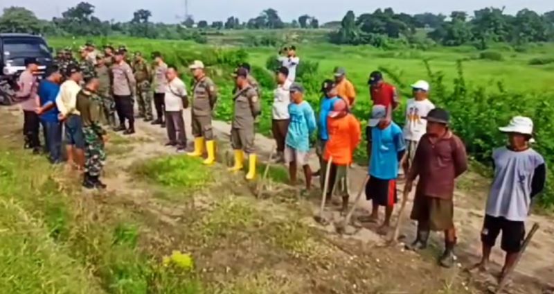 POTENSIAL: Pemerintah Desa Karangasem bersama warga bergotong royong membangun akses jalan di lahan yang akan dibangun wisata air Waduk Beran.