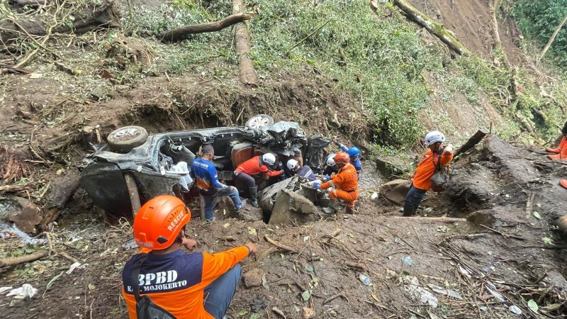 TAK BERBENTUK: Kondisi terakhir mobil Toyota Innova Reborn milik korban tanah longsor asal Sidoarjo di jalan alternatif Pacet-Cangar, saat dilakukan evakuasi oleh tim SAR gabungan, kemarin.