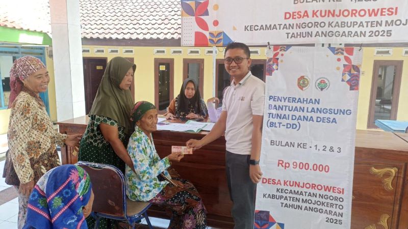 DIRAPEL: Sejumlah warga prasejahtera di Desa Kunjorowesi, Kecamatan Ngoro menerima BLT DD. Tiap keluarga penerima manfaat langsung mendapat Rp 900 ribu untuk jatah jatah Januari-Maret.