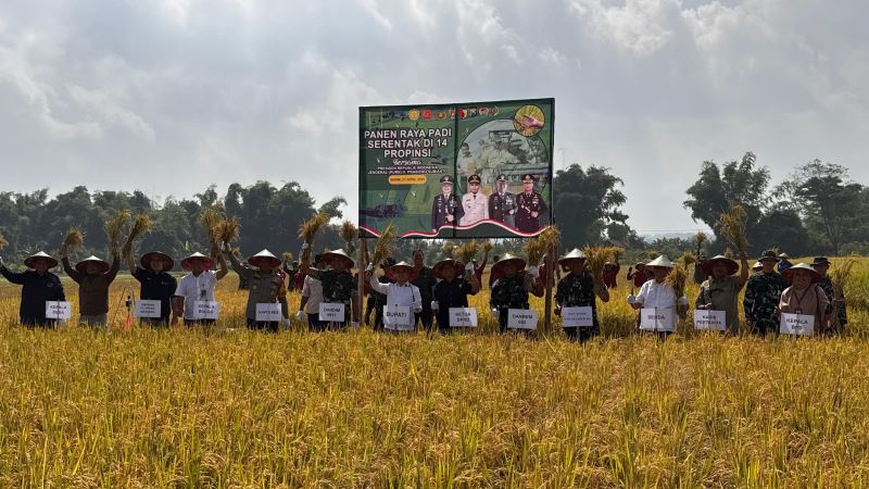 SWASEMBADA PANGAN: Pimpinan Cabang Bulog Mojokerto, Muhammad Husin saat panen raya bersama Bupati Muhammad Albarraa dan Forkopimda Kabupaten Mojokerto di Desa Kalen, Kecamatan Dlanggu, Senin (7/4).