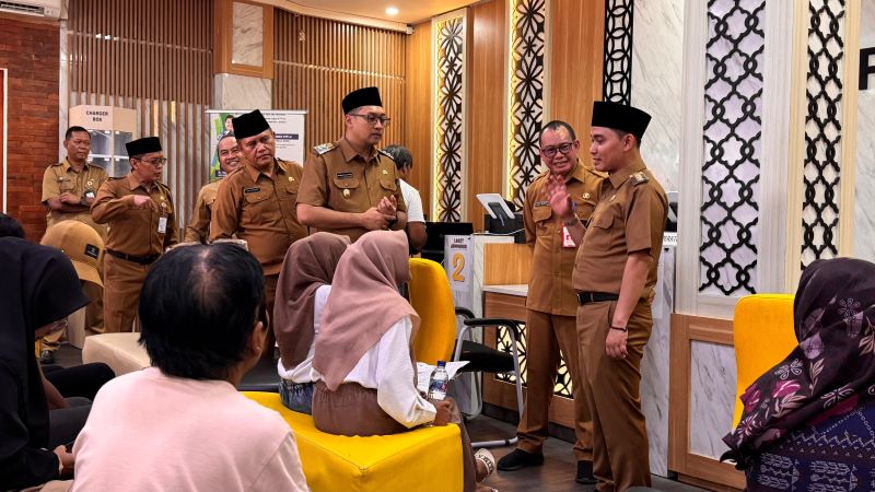 PASTIKAN TERLAYANI: Bupati Muhammad Albarraa bersama Wakil Bupati Muhammad Rizal Oktavian, didampingi Sekretaris Daerah Kabupaten Mojokerto Teguh Gunarko, serta kepala OPD melaakukan sidak MPP.