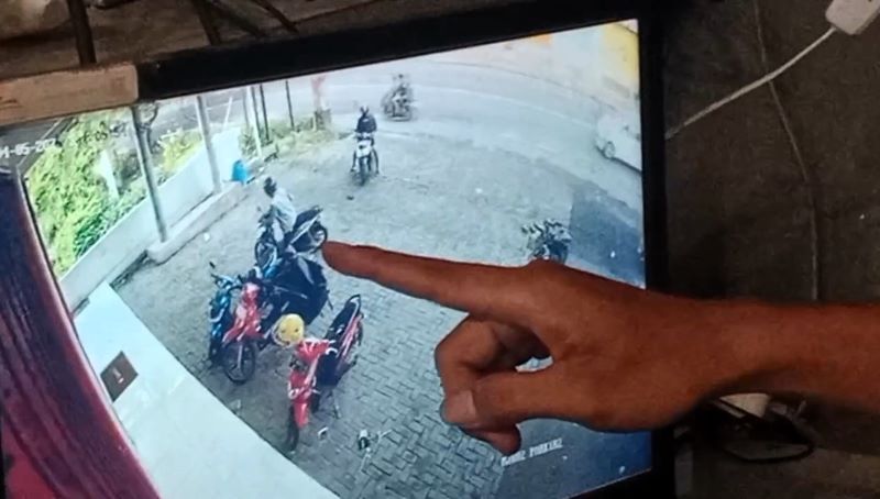 DIGARONG: Aksi komplotan maling saat menggasak motor kurir ekspedisi terekam CCTV gudang.