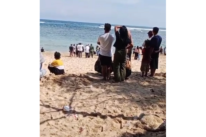 Tiga Santri Amanatul Ummah Tenggelam saat Berenang di Pantai Balekambang