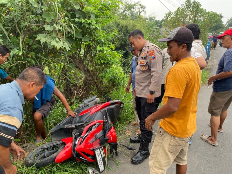 MASUK SUNGAI: Kondisi motor korban yang mengalami kecelakaan tunggal terjun ke Kali Marmoyo di Desa Kupang, Kecamatan Jetis, kemarin.