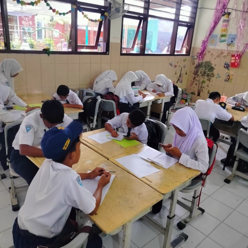 TUNGGU JUKNIS: Siswa SMPN 6 Mojokerto melaksanakan kegiatan pembelajaran di dalam kelas. &nbsp;