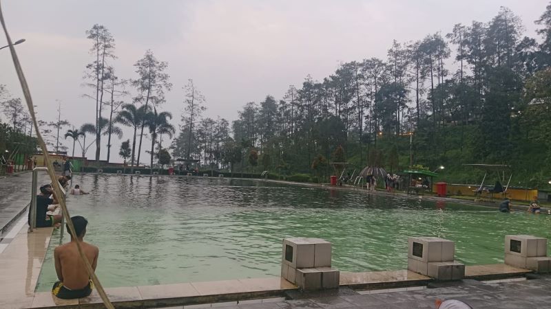 ANJLOK: Kunjungan wisatawan di objek Wanawisata Air Panas Padusan Pacet pada Minggu (6/4) terlihat sepi. Turunnya kunjungan ini diduga imbas dari peristiwa tanah longsor di jalur Cangar-Pacet .