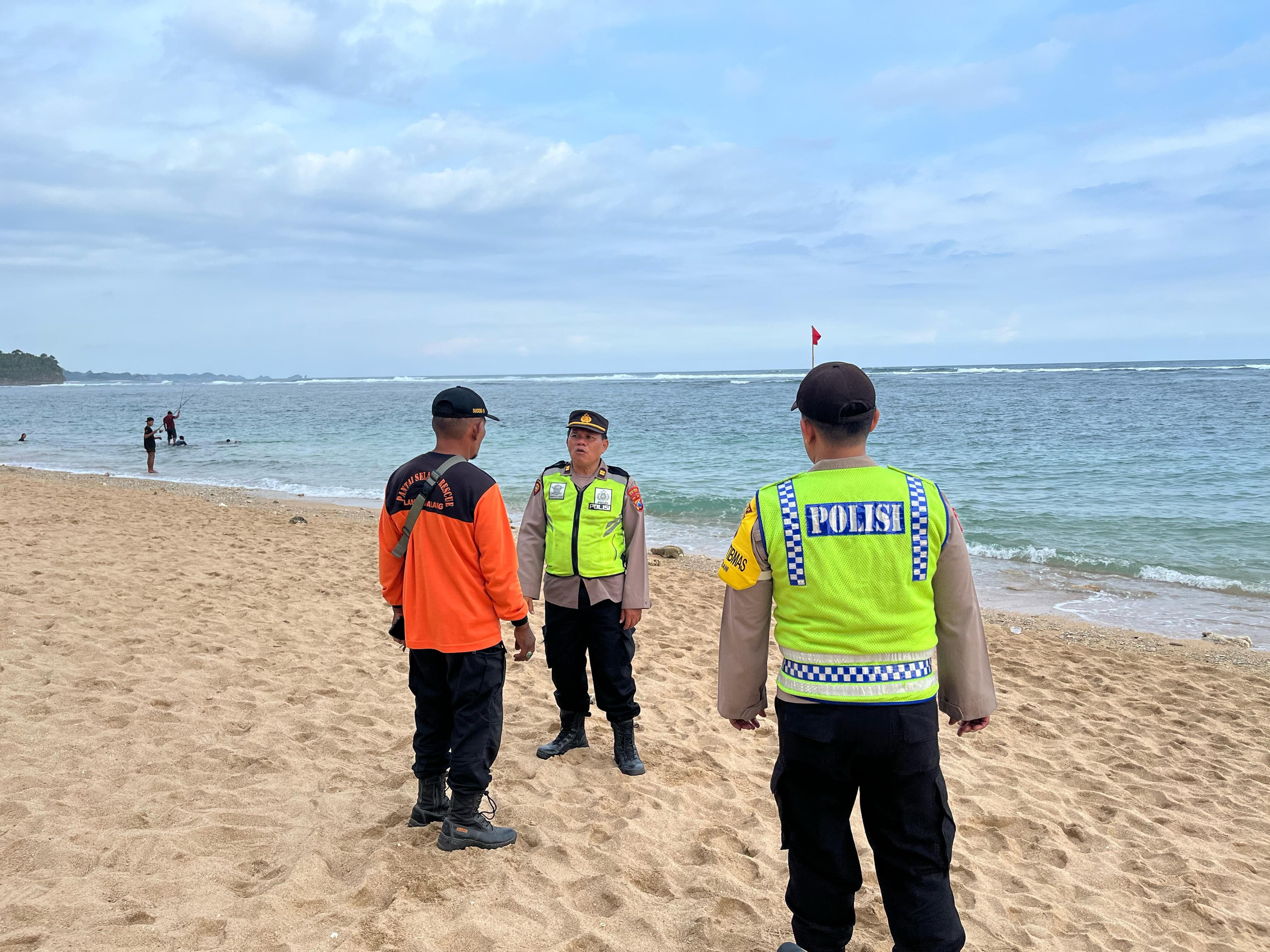 DALAM PENCARIAN: Petugas gabungan melakukan operasi SAR tiga santri yang terseret ombak di Pantai Balekambang, Malang, Kamis (10/4).