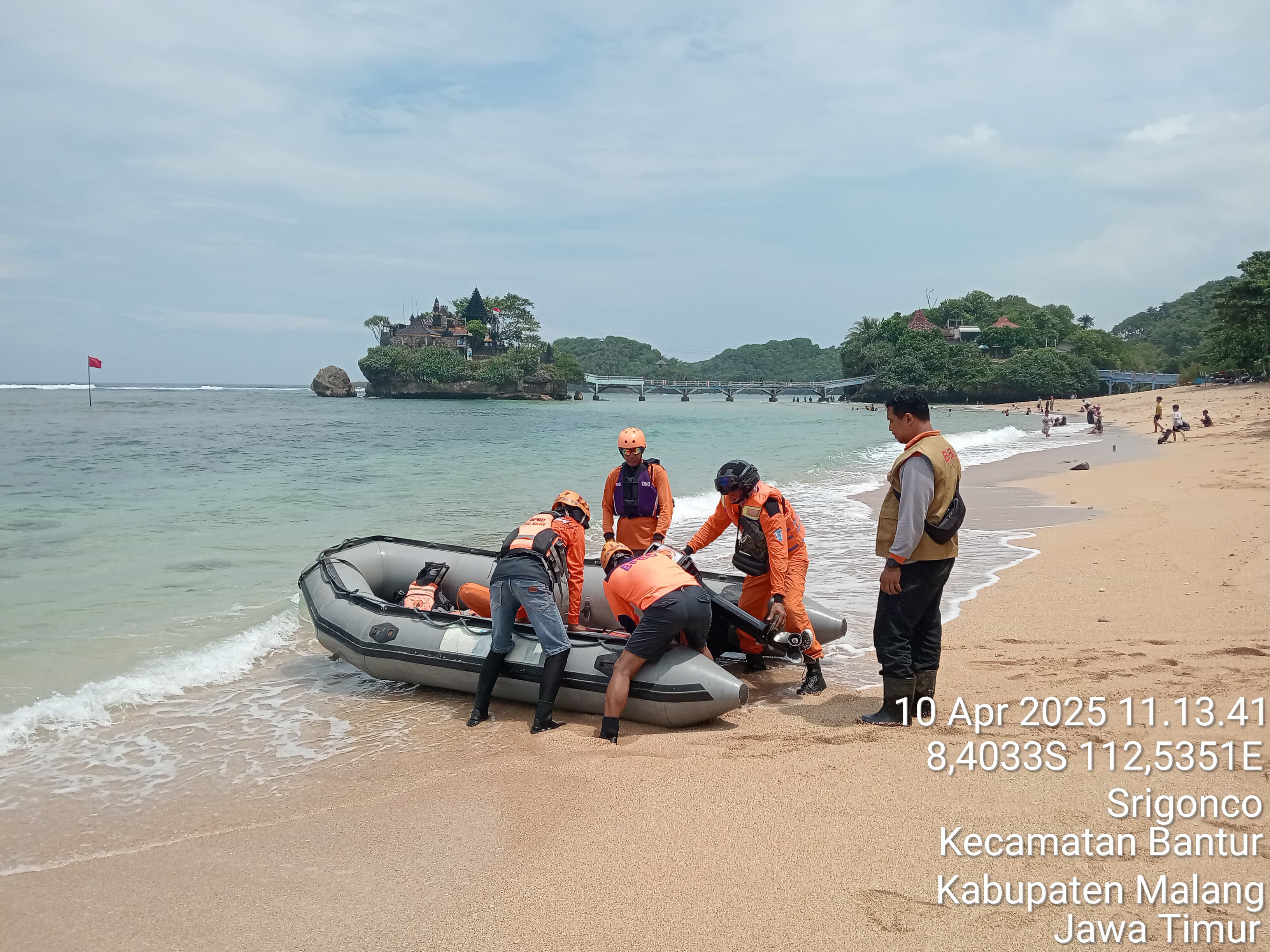 PENELUSURAN: Tim SAR gabungan melakukan pencarian tiga santri yang terseret ombak Pantai Balekambang, Malang, Kamis (10/4).