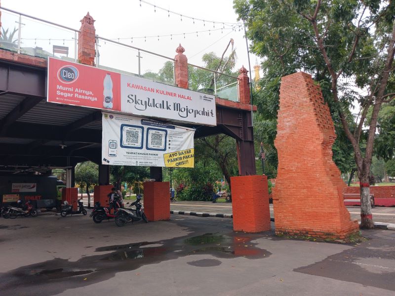 TEMPAT KENDARAAN: Suasana di area parkir Alun-Alun Wiraraja, Kota Mojokerto, yang dilengkapi dengan layanan bayar lewat QRIS, kemarin (10/4).