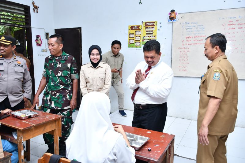 DITUNDA: Hari pertama masuk sekolah usai libur Lebaran, siswa SMAN 2 Mojokerto belum menerima program MBG. Sedianya distribusi makanan dari dapur umum tersebut akan digulirkan kembali pada Senin (14/2