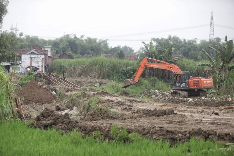 DIGULIRKAN: Dinas PUPR Kabupaten Mojokerto menurunkan alat berat untuk mendukung percepatan pembangunan Jembatan Talunbrak, Desa Talunblandong, Kecamatan Dawarblandong, kemarin (11/4).